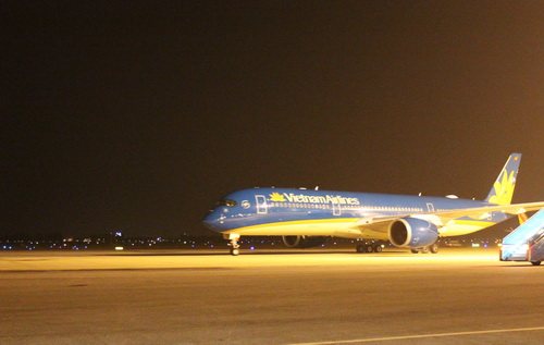 Chuyến bay VN18 của Vietnam Airlines hạ cánh xuống sân bay Nội Bài